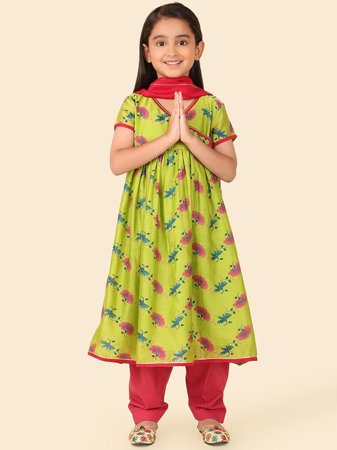 Fabindia Girls Floral Printed V-Neck Cotton Silk Anarkali Kurta with Salwar & Dupatta, Green
Fabindia Girls Floral Printed V-Neck Cotton Silk Anarkali Kurta with Salwar & Dupatta, Green