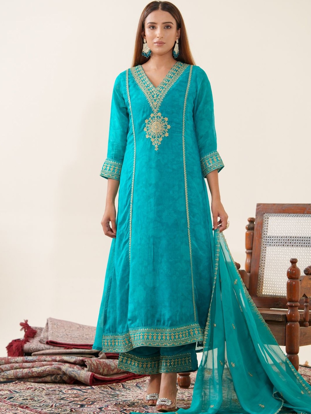 House of Pataudi Floral Embroidered V-Neck Organza A-Line Kurta With Trousers & Dupatta, Green
House of Pataudi Floral Embroidered V-Neck Organza A-Line Kurta With Trousers & Dupatta, Green