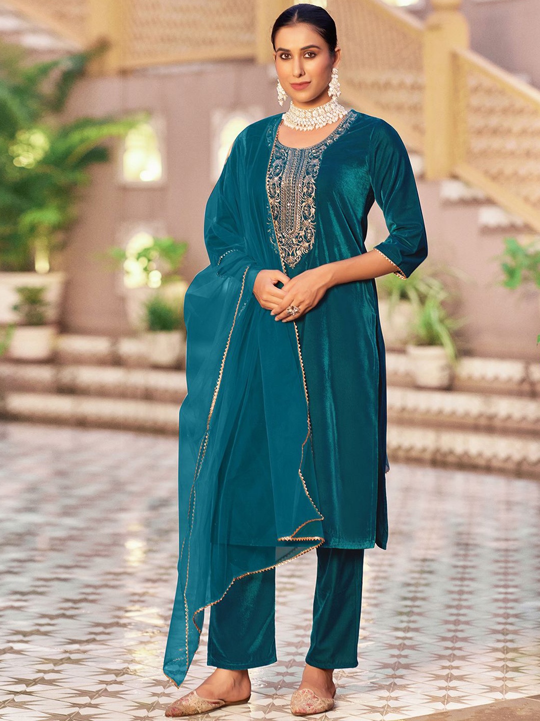 SKYLEE Floral Embroidered Sequinned Velvet Straight Kurta with Trousers & Dupatta, Blue
SKYLEE Floral Embroidered Sequinned Velvet Straight Kurta with Trousers & Dupatta, Blue