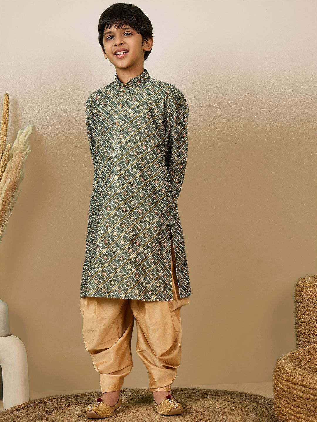 Here&Now X Sanwara Boys Floral Printed Regular Sequinned Pure Cotton Kurta with Dhoti Pants, Green
Here&Now X Sanwara Boys Floral Printed Regular Sequinned Pure Cotton Kurta with Dhoti Pants, Green