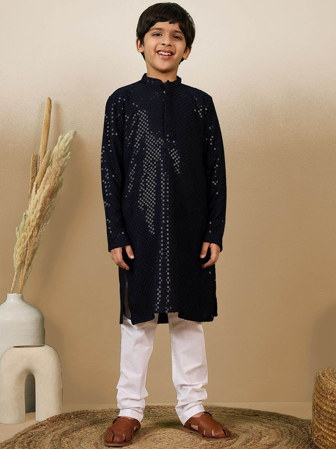 Here&Now X Sanwara Boys Ethnic Motifs Embroidered Regular Chikankari Pure Cotton Kurta with Trousers, Blue
Here&Now X Sanwara Boys Ethnic Motifs Embroidered Regular Chikankari Pure Cotton Kurta with Trousers, Blue