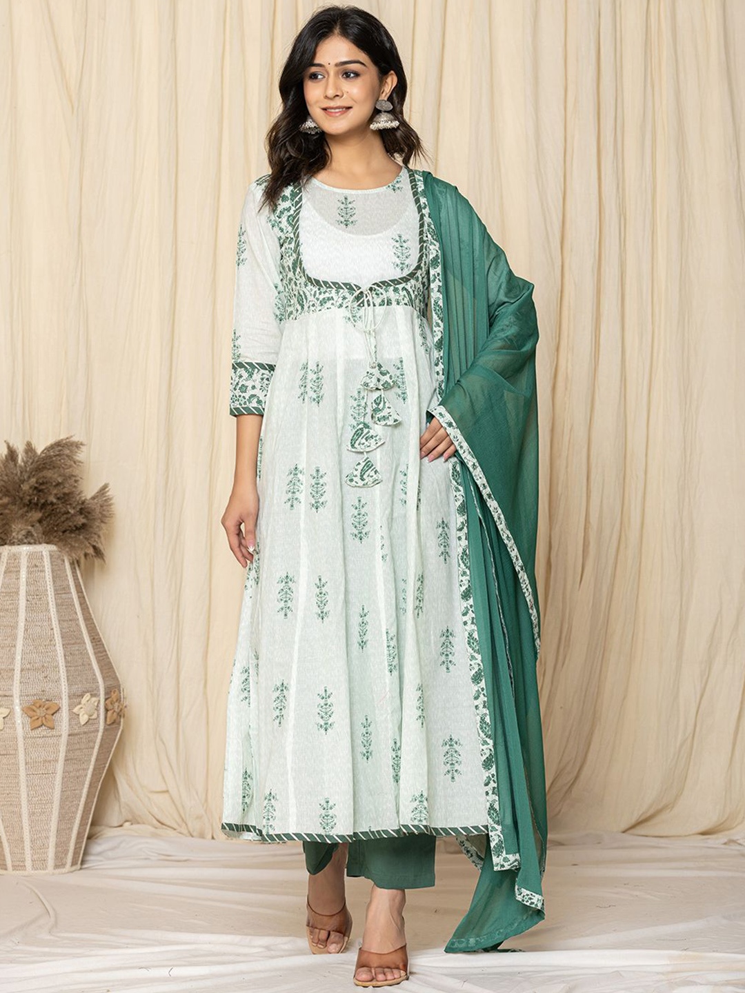 Yufta Floral Printed Panelled Sequinned Pure Cotton Kurta With Trousers & Dupatta, Green
Yufta Floral Printed Panelled Sequinned Pure Cotton Kurta With Trousers & Dupatta, Green