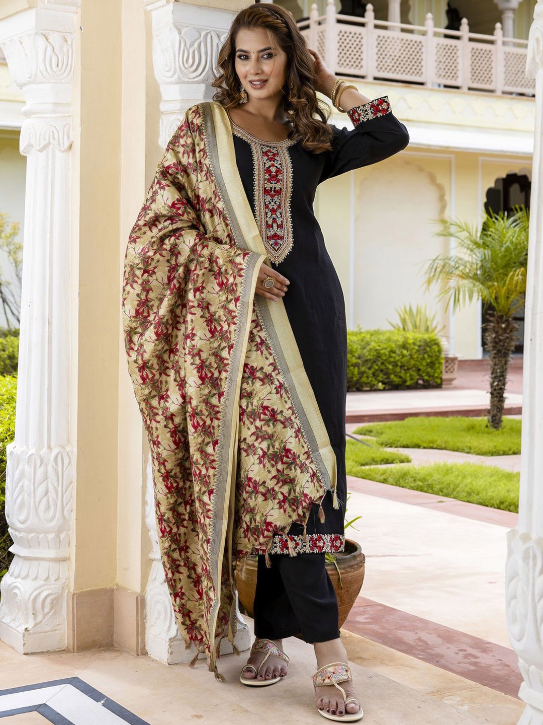 VredeVogel Women Floral Embroidered Regular Kurta with Trousers & With Dupatta, Black
VredeVogel Women Floral Embroidered Regular Kurta with Trousers & With Dupatta, Black