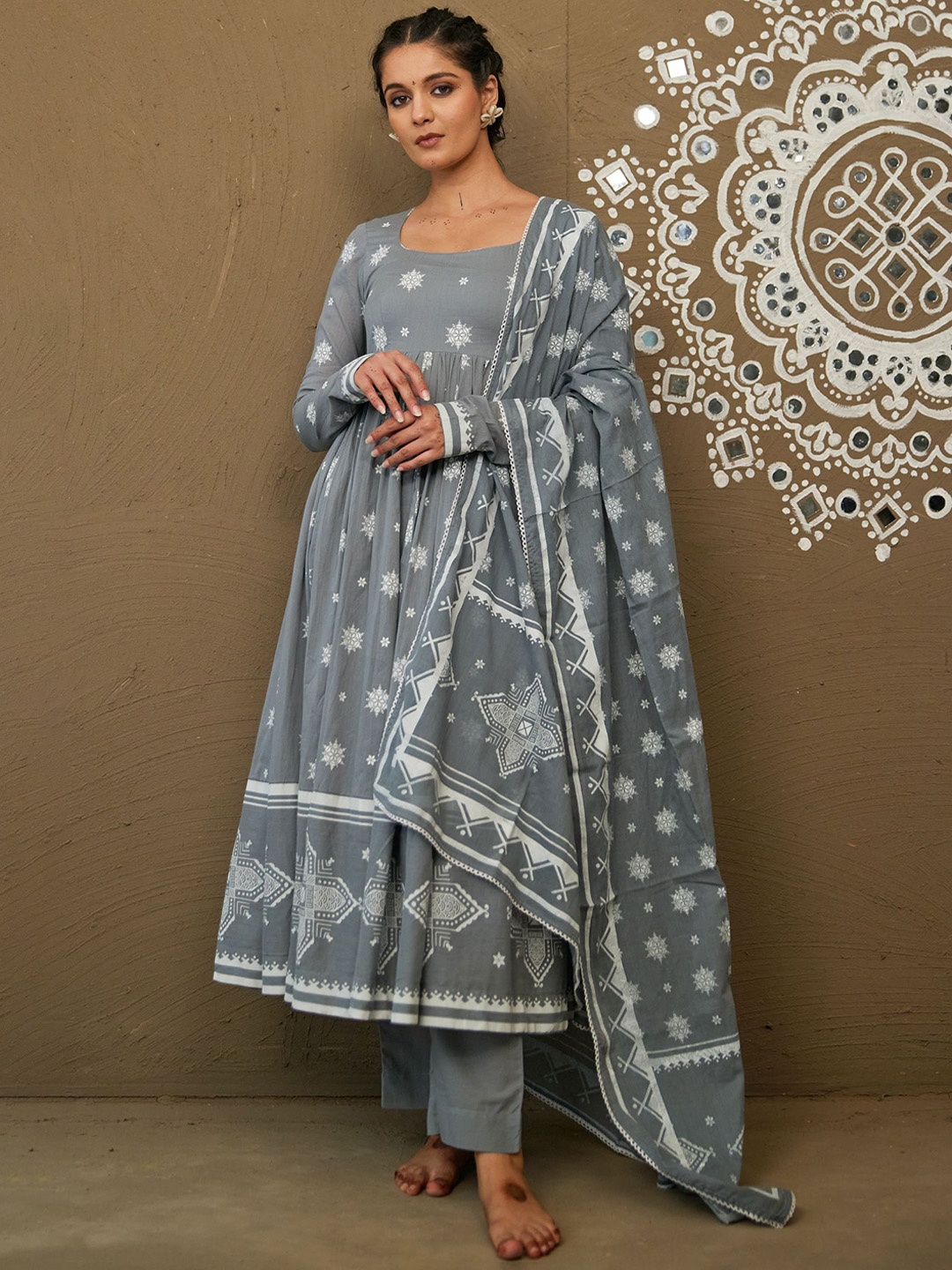 PINK CACTII Women Floral Printed Regular Pure Cotton Kurta with Pyjamas & With Dupatta, Grey
PINK CACTII Women Floral Printed Regular Pure Cotton Kurta with Pyjamas & With Dupatta, Grey