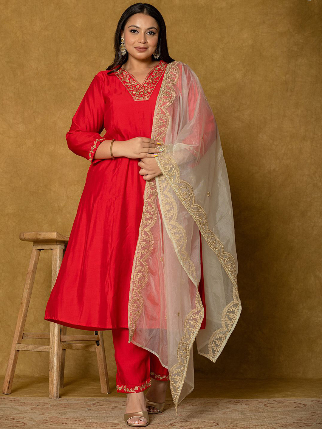 Yufta Plus Size Floral Yoke Design Thread Work A-Line Kurta with Trousers & Dupatta, Red
Yufta Plus Size Floral Yoke Design Thread Work A-Line Kurta with Trousers & Dupatta, Red
