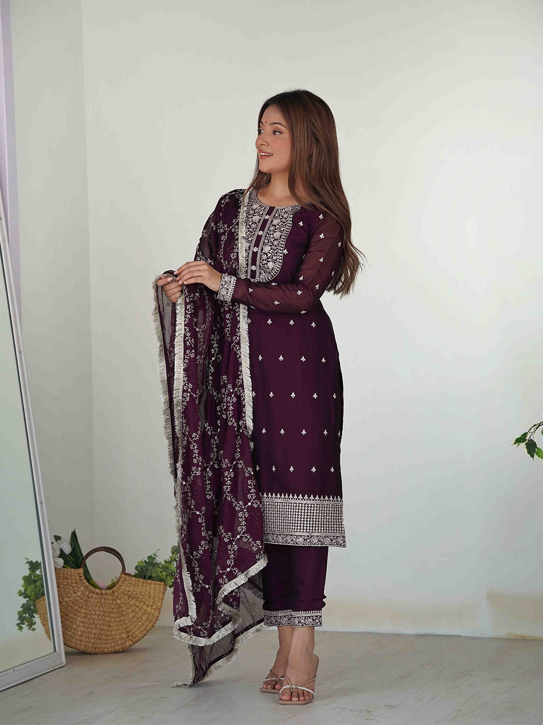 LABELKBBRAND Women Ethnic Motifs Embroidered Regular Thread Work Pure Silk Kurta with Trousers & With Dupatta, Violet
LABELKBBRAND Women Ethnic Motifs Embroidered Regular Thread Work Pure Silk Kurta with Trousers & With Dupatta, Violet