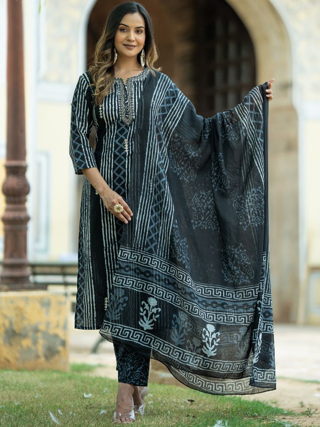 Kiana House Of Fashion Printed Regular Pure Cotton Straight Kurta with Trousers & Dupatta, Black
Kiana House Of Fashion Printed Regular Pure Cotton Straight Kurta with Trousers & Dupatta, Black