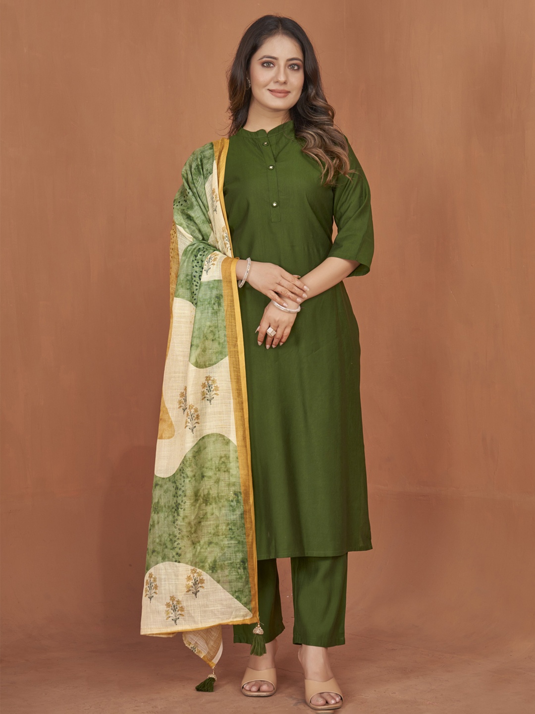 STYLE SAMSARA Mandarin Collar Art Silk Regular Straight Kurta with Palazzos & Dupatta, Green
STYLE SAMSARA Mandarin Collar Art Silk Regular Straight Kurta with Palazzos & Dupatta, Green