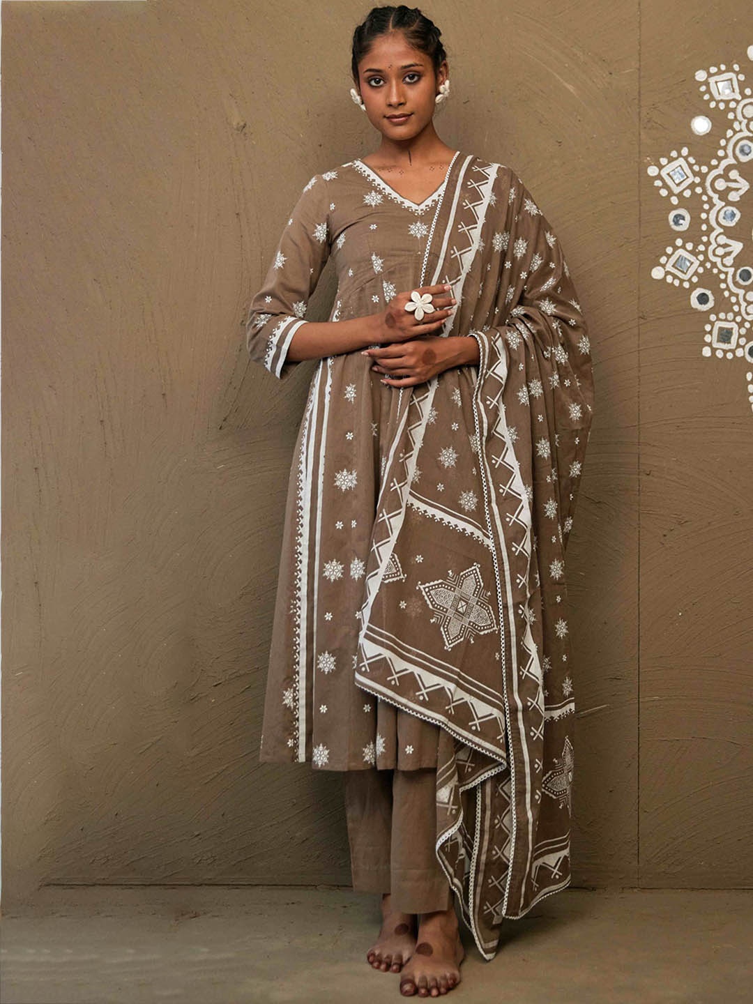 PINK CACTII Women Floral Printed Pleated Pure Cotton Kurta with Palazzos & With Dupatta, Brown
PINK CACTII Women Floral Printed Pleated Pure Cotton Kurta with Palazzos & With Dupatta, Brown