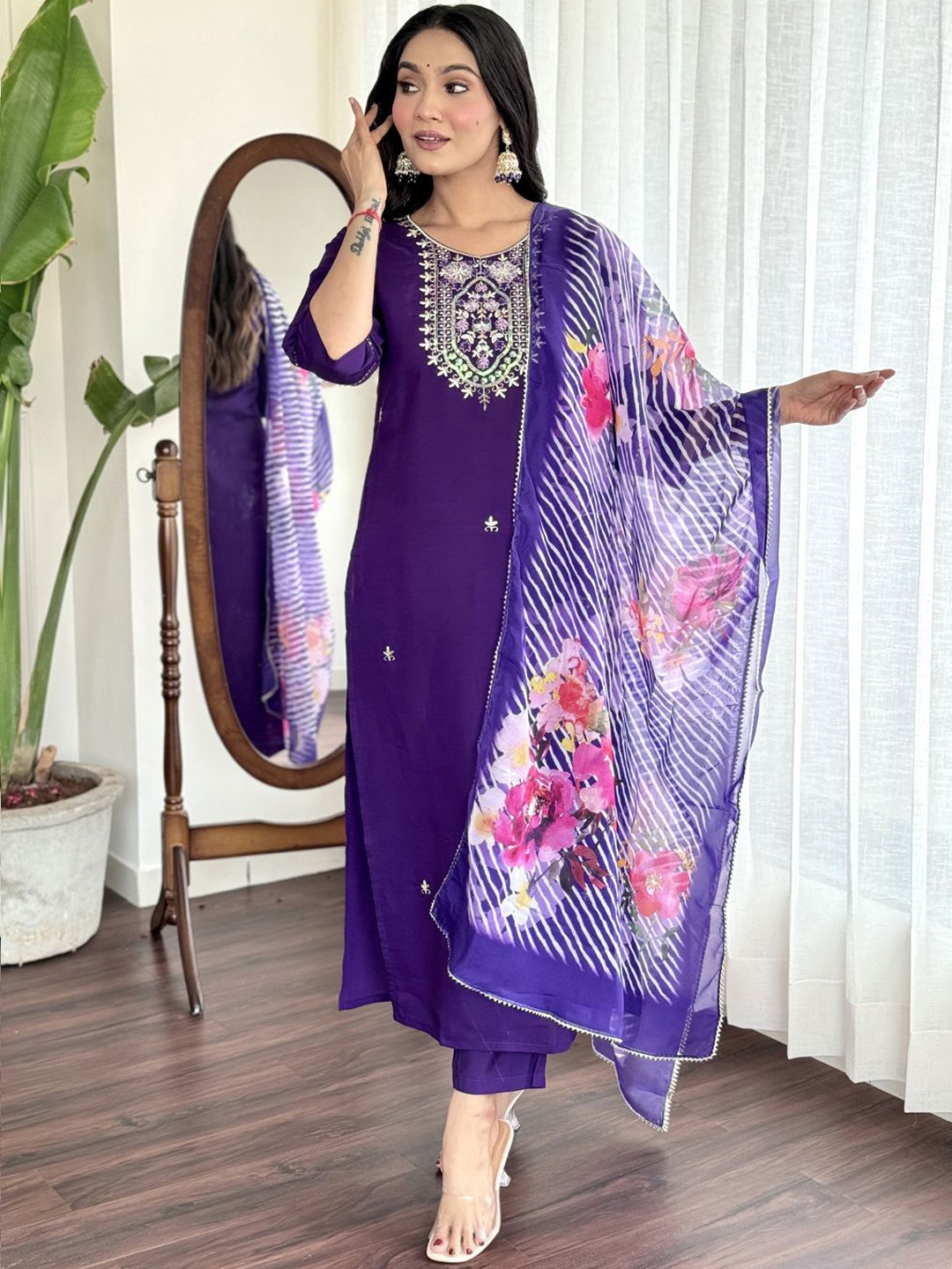 VredeVogel \Ethnic Motifs Embroidered Straight Kurta with Trousers & Dupatta, Purple
VredeVogel \Ethnic Motifs Embroidered Straight Kurta with Trousers & Dupatta, Purple