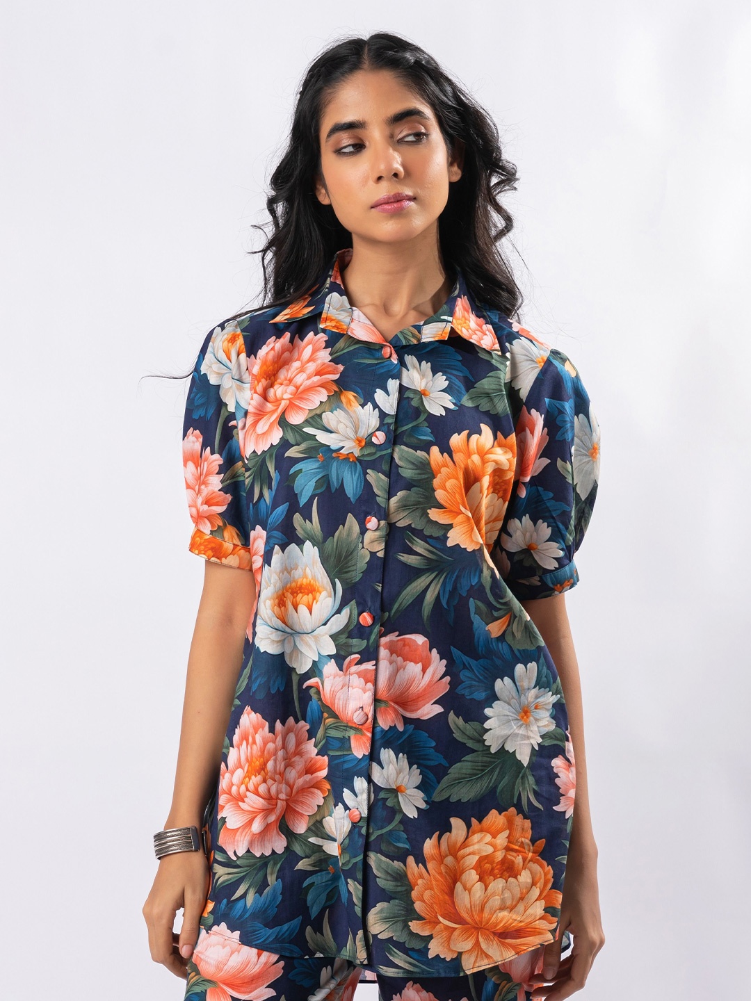 GULABOSITABO Floral Printed Shirt Collar Short Sleeves Pure Cotton Top, Navy blue
GULABOSITABO Floral Printed Shirt Collar Short Sleeves Pure Cotton Top, Navy blue