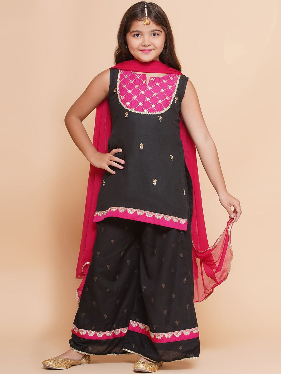 Bitiya by Bhama Girls Ethnic Motifs Embroidered Regular Gotta Patti Kurta with Palazzos & With Dupatta, Black
Bitiya by Bhama Girls Ethnic Motifs Embroidered Regular Gotta Patti Kurta with Palazzos & With Dupatta, Black