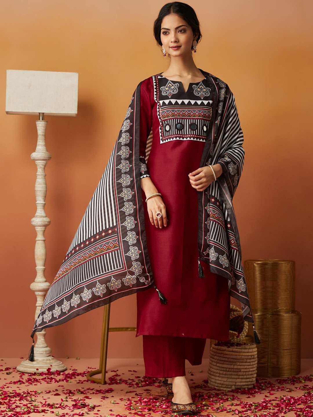 J Turritopsis Geometric Printed Mirror Work Straight Kurta With Trousers & Dupatta, Maroon
J Turritopsis Geometric Printed Mirror Work Straight Kurta With Trousers & Dupatta, Maroon