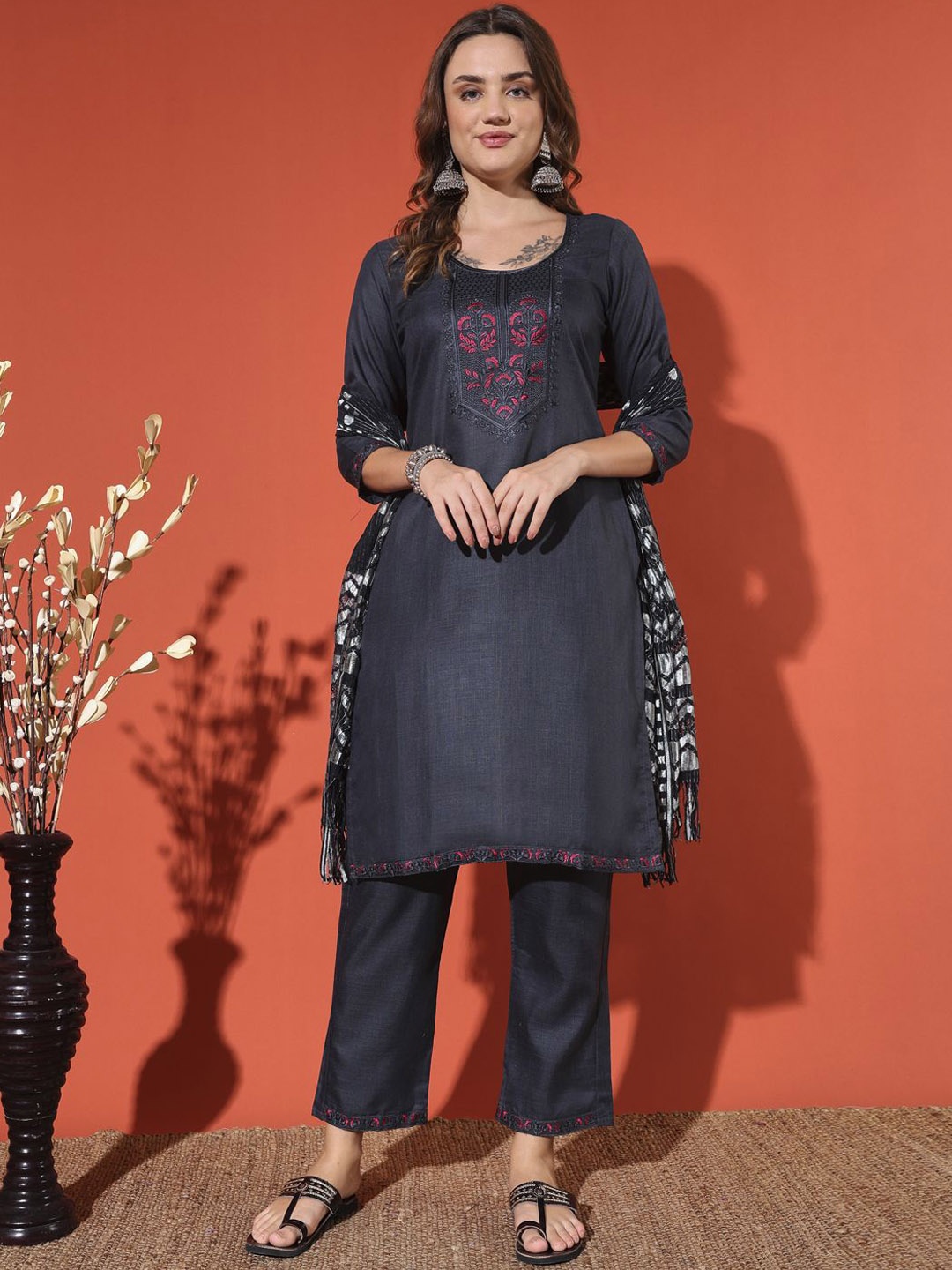 ALENYGLAM Women Floral Embroidered Regular Thread Work Kurta with Trousers & With Dupatta, Grey
ALENYGLAM Women Floral Embroidered Regular Thread Work Kurta with Trousers & With Dupatta, Grey