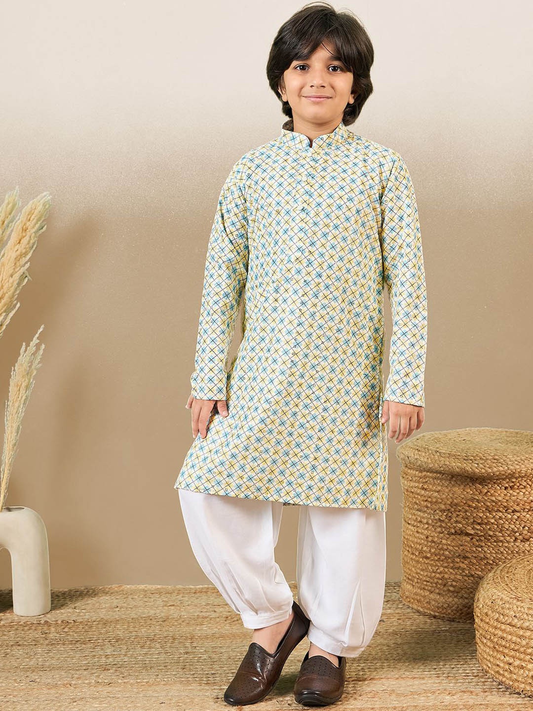 Here&Now X Sanwara Boys Floral Printed Mandarin Collar Sequinned Kurta with Patiala, White
Here&Now X Sanwara Boys Floral Printed Mandarin Collar Sequinned Kurta with Patiala, White