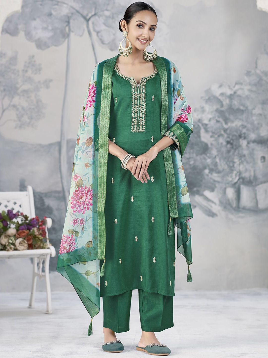 J Turritopsis Floral Embroidered Sequinned A-Line Kurta With Trousers & Dupatta, Green
J Turritopsis Floral Embroidered Sequinned A-Line Kurta With Trousers & Dupatta, Green