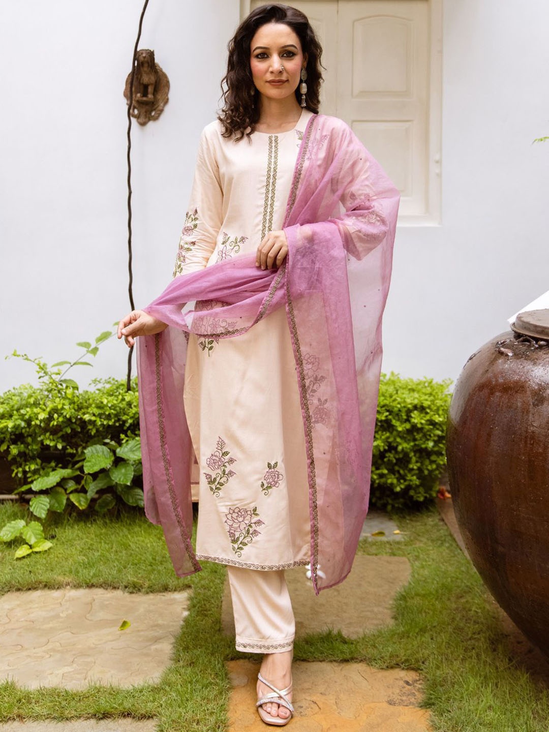 Indo Era Women Floral Embroidered Regular Thread Work Kurta with Trousers & With Dupatta, Off white
Indo Era Women Floral Embroidered Regular Thread Work Kurta with Trousers & With Dupatta, Off white