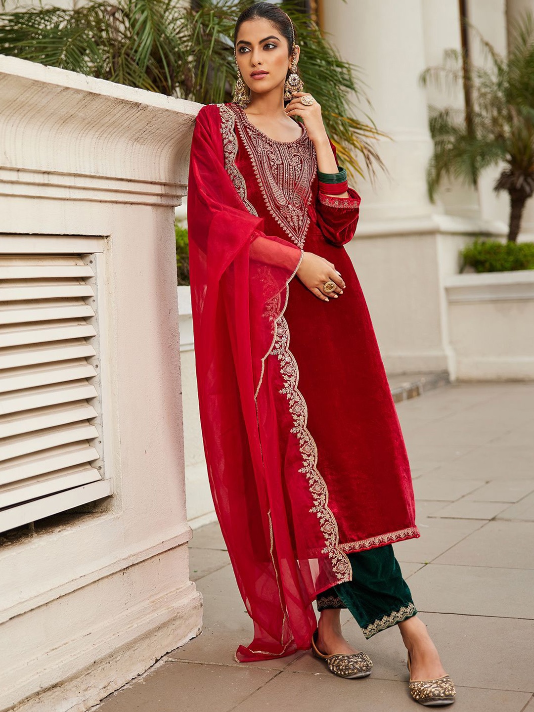 Indo Era Women Ethnic Motifs Embroidered Regular Sequinned Velvet Kurta with Trousers & With Dupatta, Red
Indo Era Women Ethnic Motifs Embroidered Regular Sequinned Velvet Kurta with Trousers & With Dupatta, Red