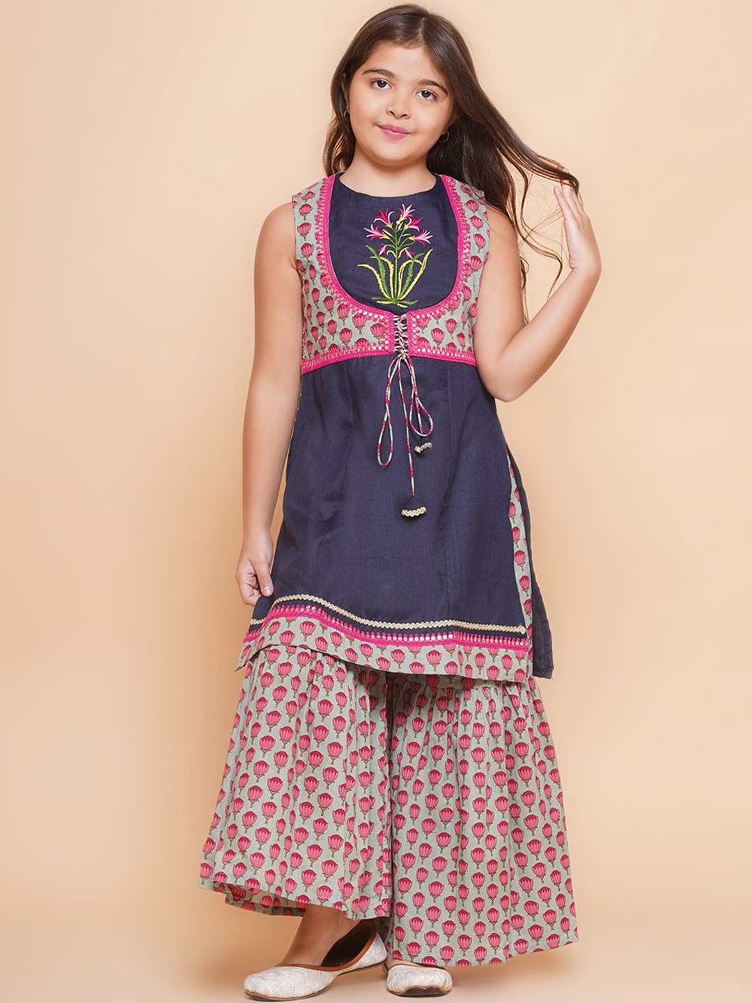 Bitiya by Bhama Girls Floral Printed Regular Sequinned Pure Cotton Kurta with Sharara, Blue
Bitiya by Bhama Girls Floral Printed Regular Sequinned Pure Cotton Kurta with Sharara, Blue