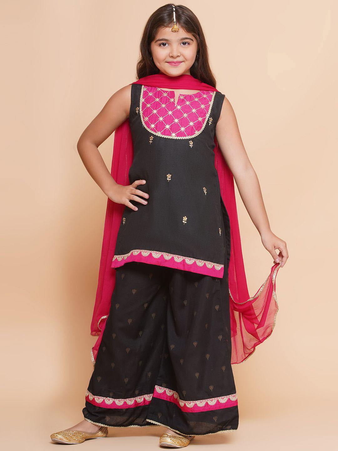 Bitiya by Bhama Girls Ethnic Motifs Embroidered Regular Gotta Patti Kurta with Palazzos & With Dupatta, Black
Bitiya by Bhama Girls Ethnic Motifs Embroidered Regular Gotta Patti Kurta with Palazzos & With Dupatta, Black