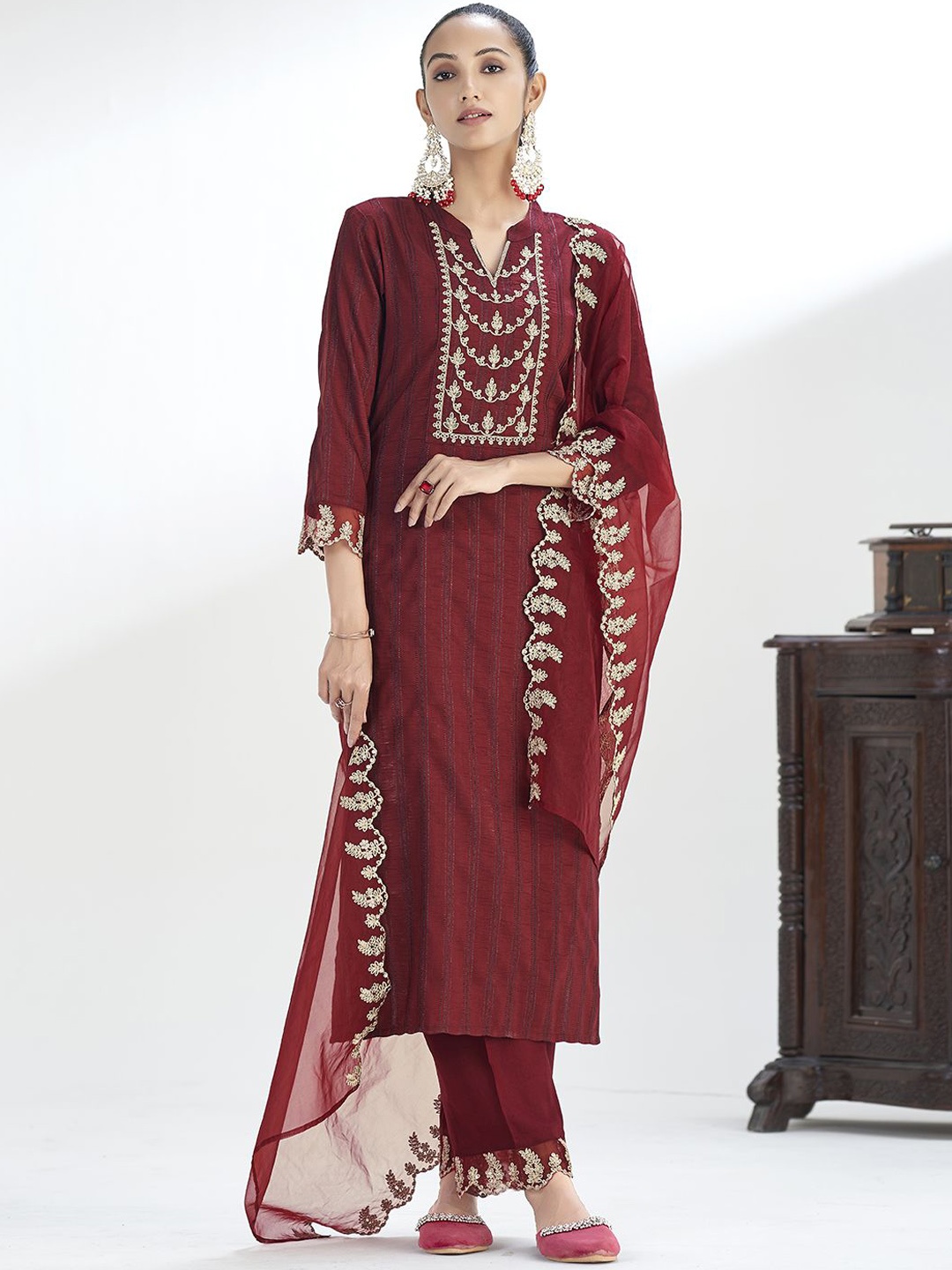 J Turritopsis Floral Embroidered Sequinned Straight Kurta With Trousers & Dupatta, Maroon
J Turritopsis Floral Embroidered Sequinned Straight Kurta With Trousers & Dupatta, Maroon