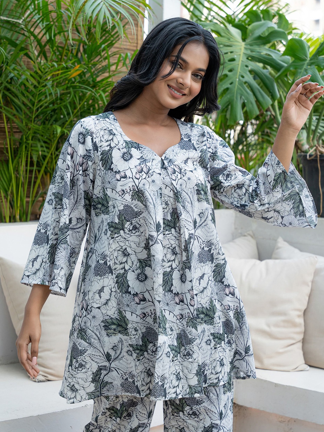 GULABOSITABO Floral Printed Sweetheart Neck Three-Quarter Sleeves Pure Cotton Top, White
GULABOSITABO Floral Printed Sweetheart Neck Three-Quarter Sleeves Pure Cotton Top, White
