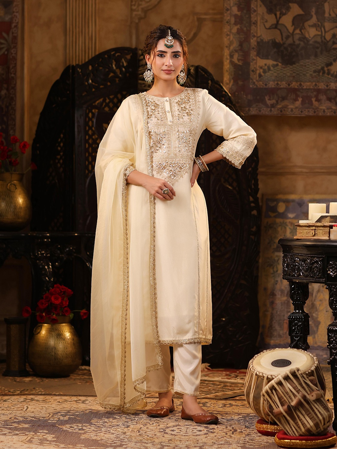 SCAKHI Ethnic Motifs Embroidered Gotta Patti Dupion Silk Kurta with Trousers & Dupatta, Cream
SCAKHI Ethnic Motifs Embroidered Gotta Patti Dupion Silk Kurta with Trousers & Dupatta, Cream