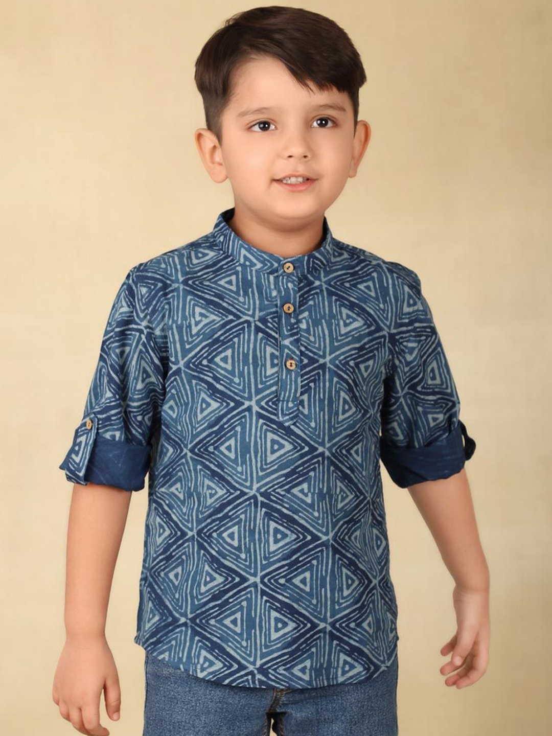 Fabindia Boys Geometric Printed Band Collar Long Roll-Up Sleeves Straight Kurta, Blue
Fabindia Boys Geometric Printed Band Collar Long Roll-Up Sleeves Straight Kurta, Blue