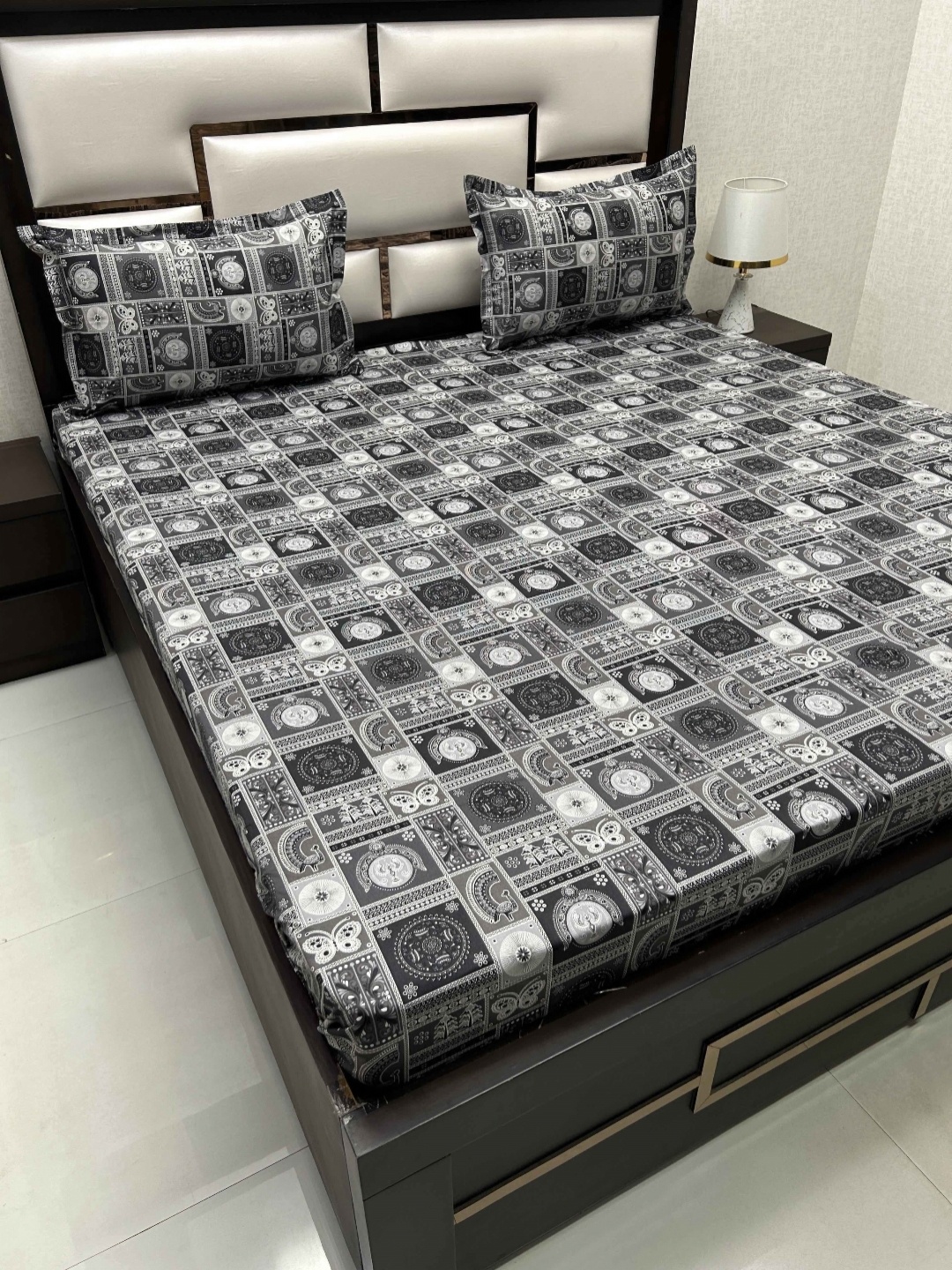 Pure Decor Velar Sib Black & White Ethnic Motifs Cotton King Bedsheet with 2 Pillow Covers
Pure Decor Velar Sib Black & White Ethnic Motifs Cotton King Bedsheet with 2 Pillow Covers