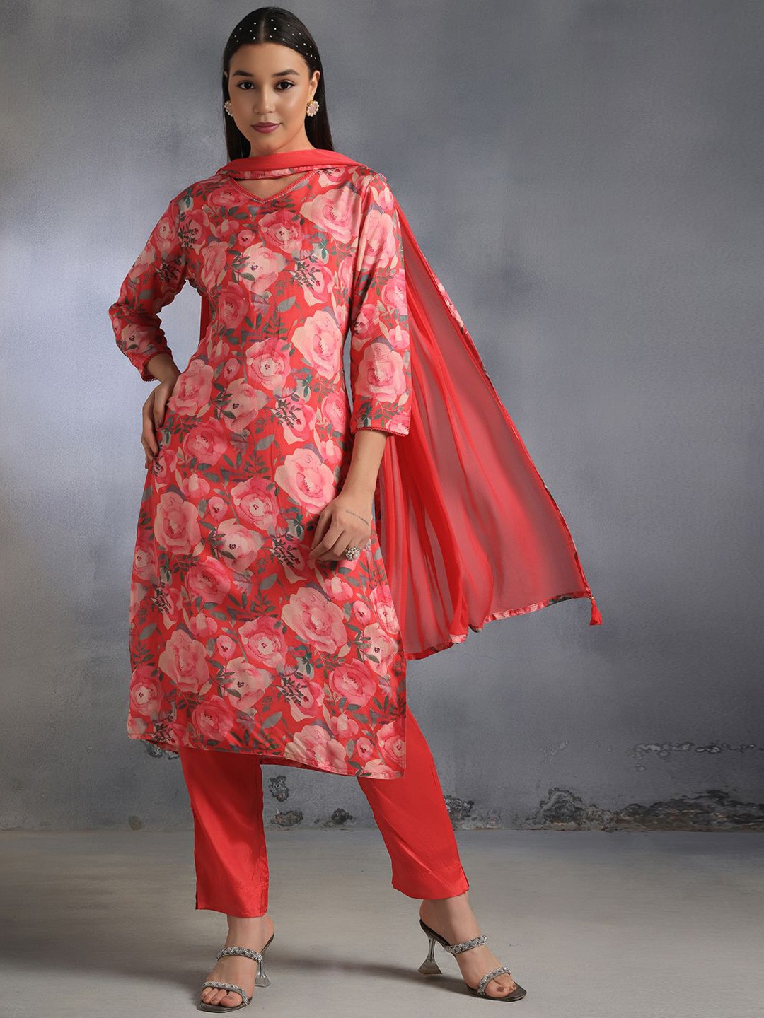 Rang by Indya Floral Printed Sequinned V-Neck Straight Kurta With Trouser & Dupatta, Pink
Rang by Indya Floral Printed Sequinned V-Neck Straight Kurta With Trouser & Dupatta, Pink