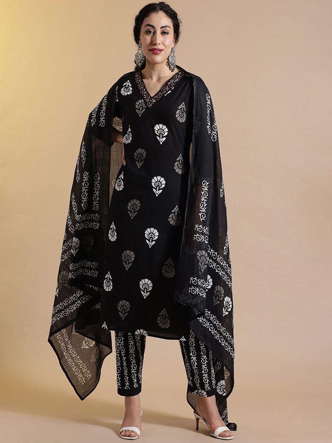 STYLEBAAZI Women Floral Printed Thread Work Pure Cotton Kurta with Trousers & Dupatta, Black
STYLEBAAZI Women Floral Printed Thread Work Pure Cotton Kurta with Trousers & Dupatta, Black