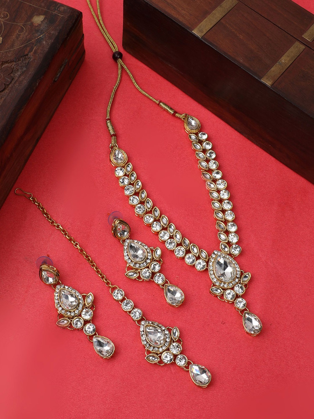 ANIKAS CREATION Gold-Plated Kundan-Studded & Beaded Necklace & Earrings With Maang Tika
ANIKAS CREATION Gold-Plated Kundan-Studded & Beaded Necklace & Earrings With Maang Tika