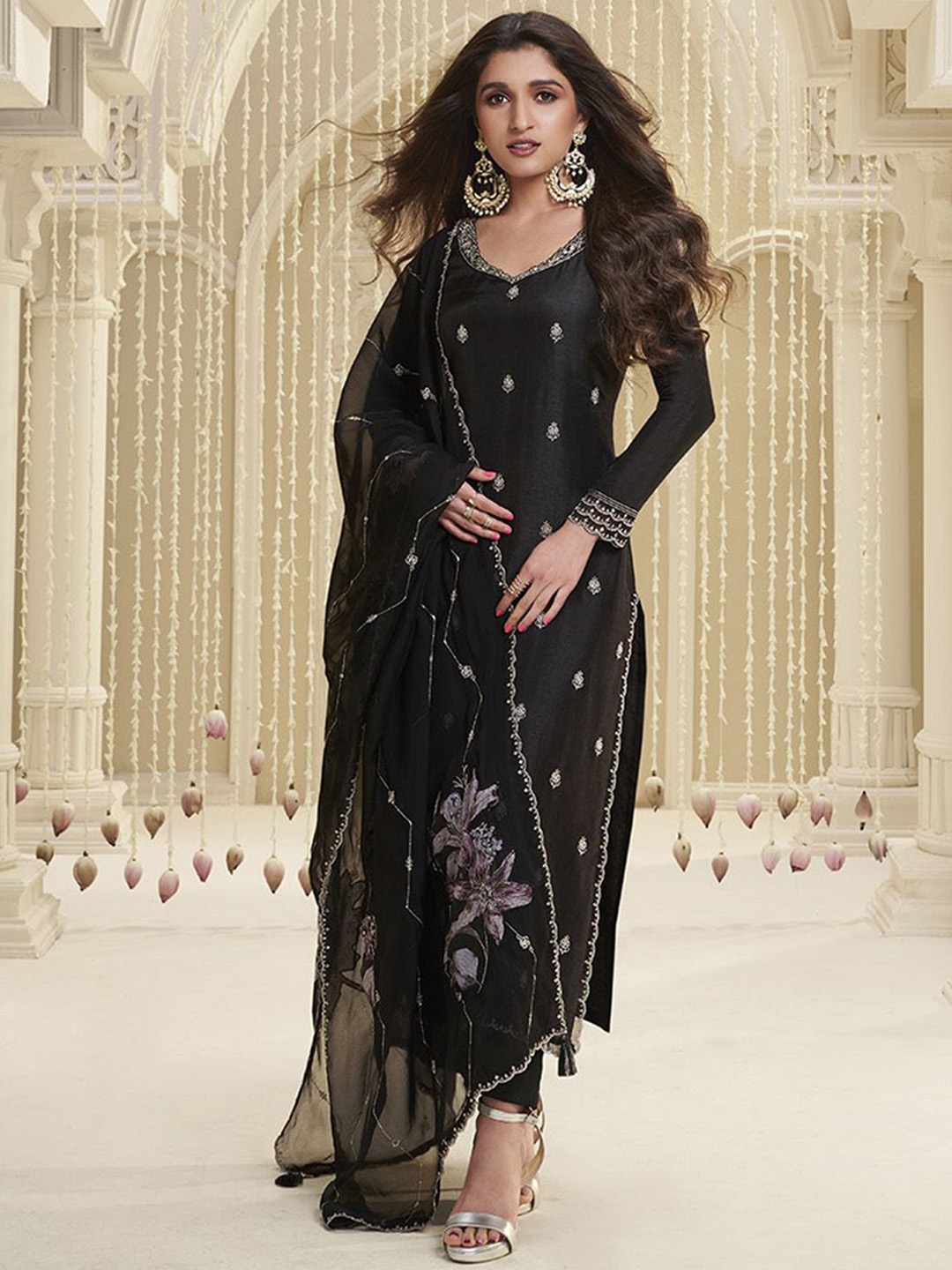 Seerat Ethnic Motifs Embroidered Pure Silk Straight Kurta with Trousers & Dupatta, Black
Seerat Ethnic Motifs Embroidered Pure Silk Straight Kurta with Trousers & Dupatta, Black