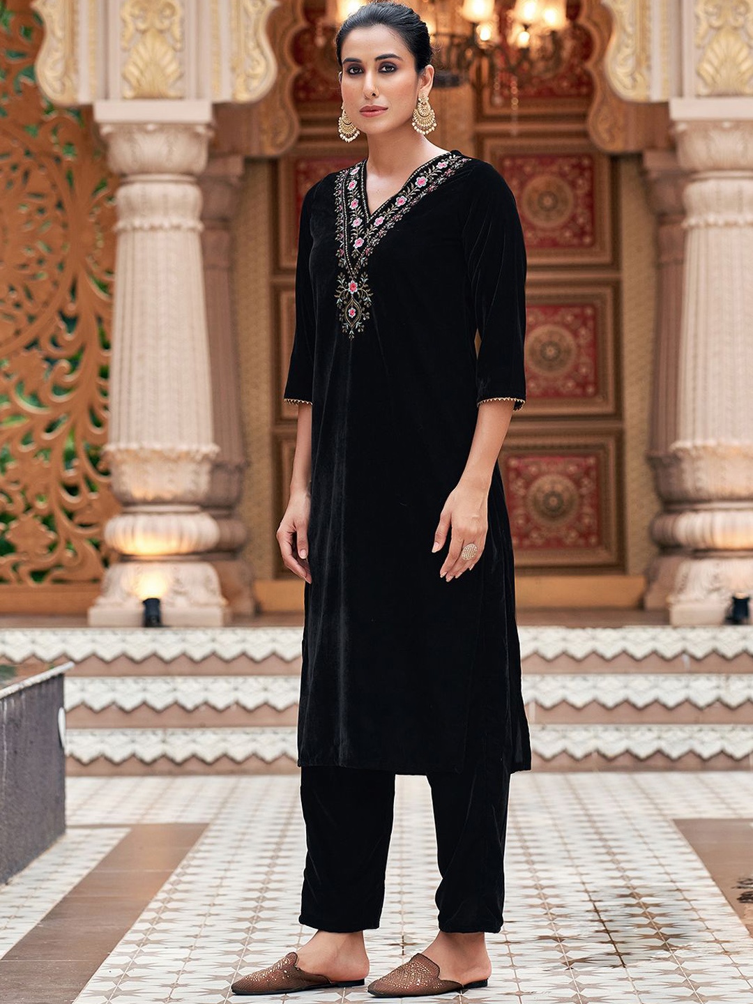 SKYLEE Black Floral Embroidered Regular Sequinned Velvet Kurta With Trousers & Dupatta
SKYLEE Black Floral Embroidered Regular Sequinned Velvet Kurta With Trousers & Dupatta