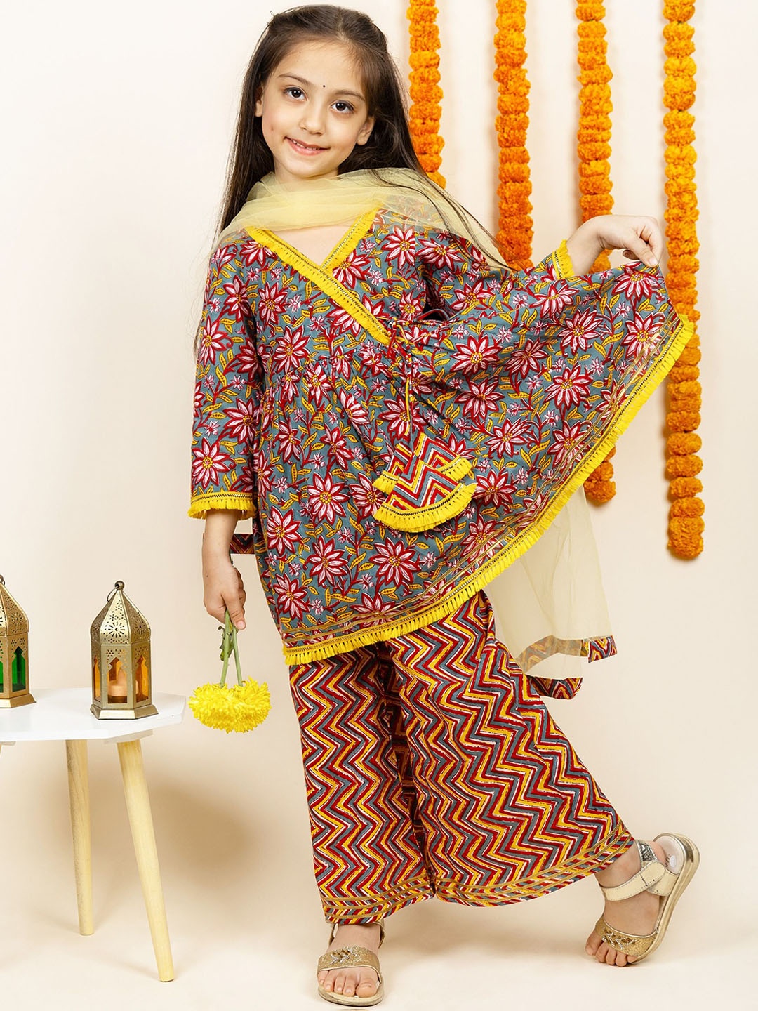 BEBE UNICORN Girls Floral Printed Gotta Patti Pure Cotton Kurta With Palazzos & Dupatta, Red
BEBE UNICORN Girls Floral Printed Gotta Patti Pure Cotton Kurta With Palazzos & Dupatta, Red