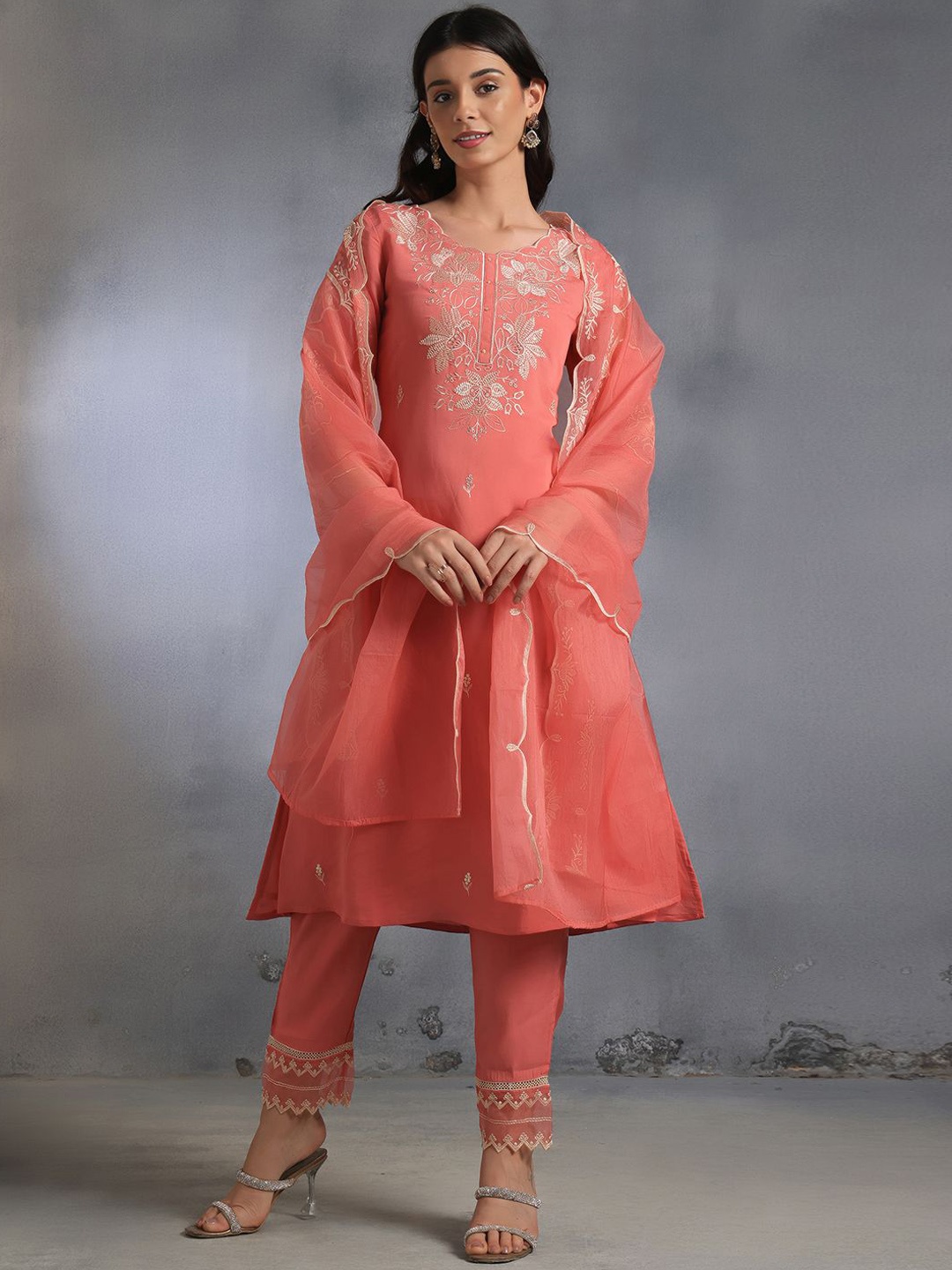 Rang by Indya Women Ethnic Motifs Embroidered Regular Thread Work Kurta with Trousers & With Dupatta, Pink
Rang by Indya Women Ethnic Motifs Embroidered Regular Thread Work Kurta with Trousers & With Dupatta, Pink