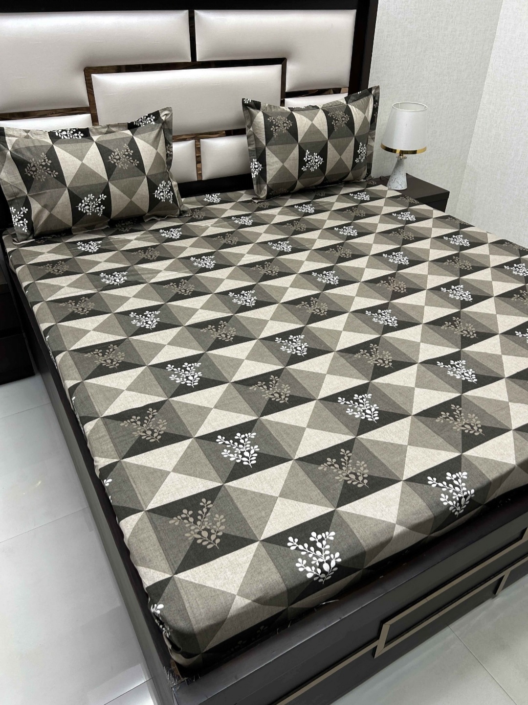 Pure Decor Velar Sib Brown Geometric 220 TC Cotton King Bedsheet With 2 Pillow Covers
Pure Decor Velar Sib Brown Geometric 220 TC Cotton King Bedsheet With 2 Pillow Covers