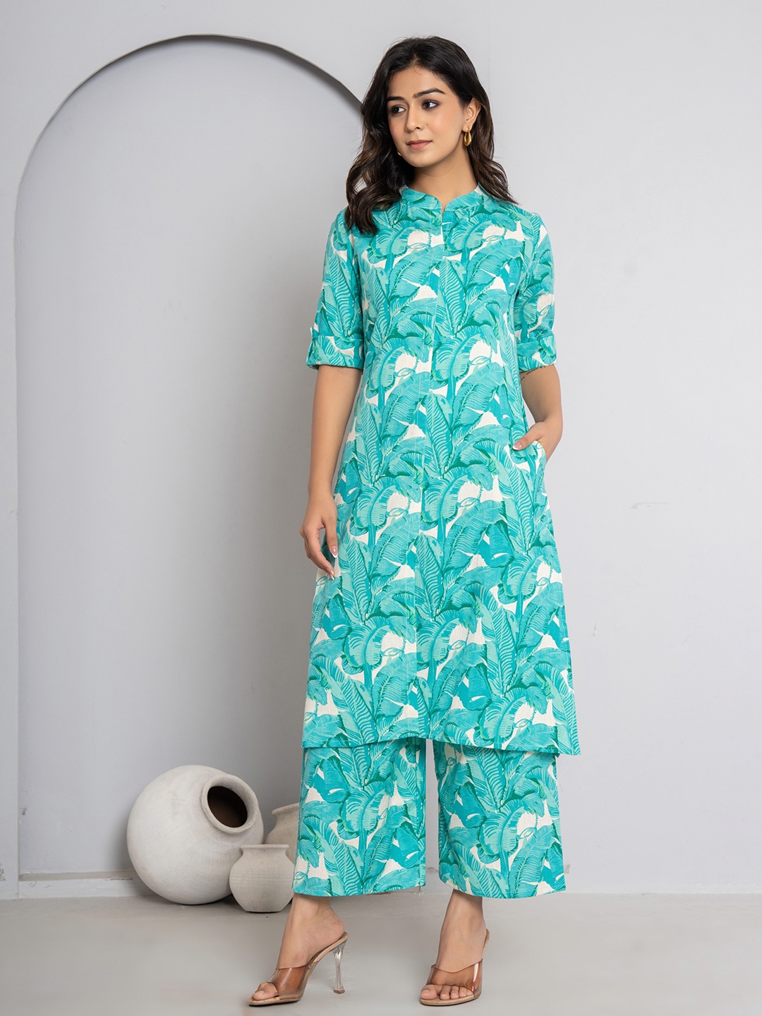 JAIPURI BUNAAI Floral Printed Mandarin Collar Pure Cotton A-Line Kurta With Palazzo, Turquoise blue
JAIPURI BUNAAI Floral Printed Mandarin Collar Pure Cotton A-Line Kurta With Palazzo, Turquoise blue