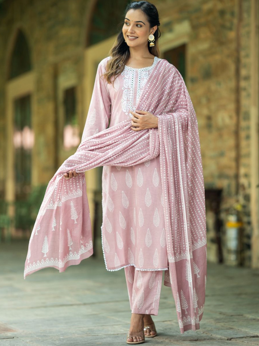 Kiana House Of Fashion Printed Regular Pure Cotton Straight Kurta with Trousers & Dupatta, Peach
Kiana House Of Fashion Printed Regular Pure Cotton Straight Kurta with Trousers & Dupatta, Peach