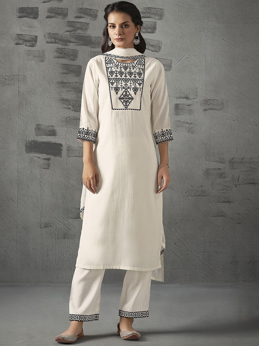 Anouk Geometric Embroidered Regular Chanderi Silk Straight Kurta with Trousers & Dupatta, White
Anouk Geometric Embroidered Regular Chanderi Silk Straight Kurta with Trousers & Dupatta, White