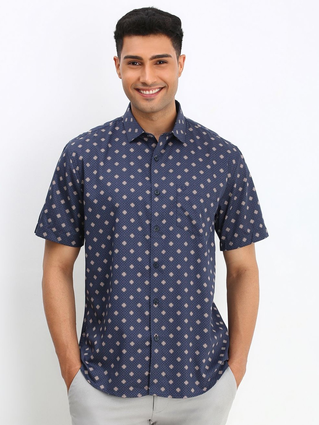 Allen Solly Men Spread Collar Floral Printed Cotton Slim Fit Casual Shirt, Navy blue
Allen Solly Men Spread Collar Floral Printed Cotton Slim Fit Casual Shirt, Navy blue