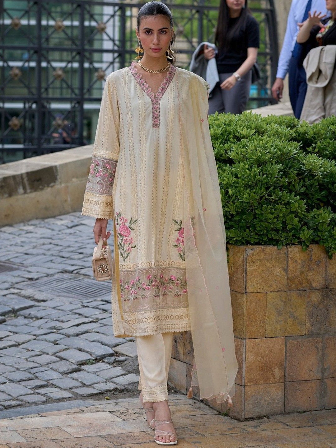 AUTUMN LANE Floral Embroidered V-Neck Pure Cotton A-line Kurta with Trousers & Dupatta, White
AUTUMN LANE Floral Embroidered V-Neck Pure Cotton A-line Kurta with Trousers & Dupatta, White