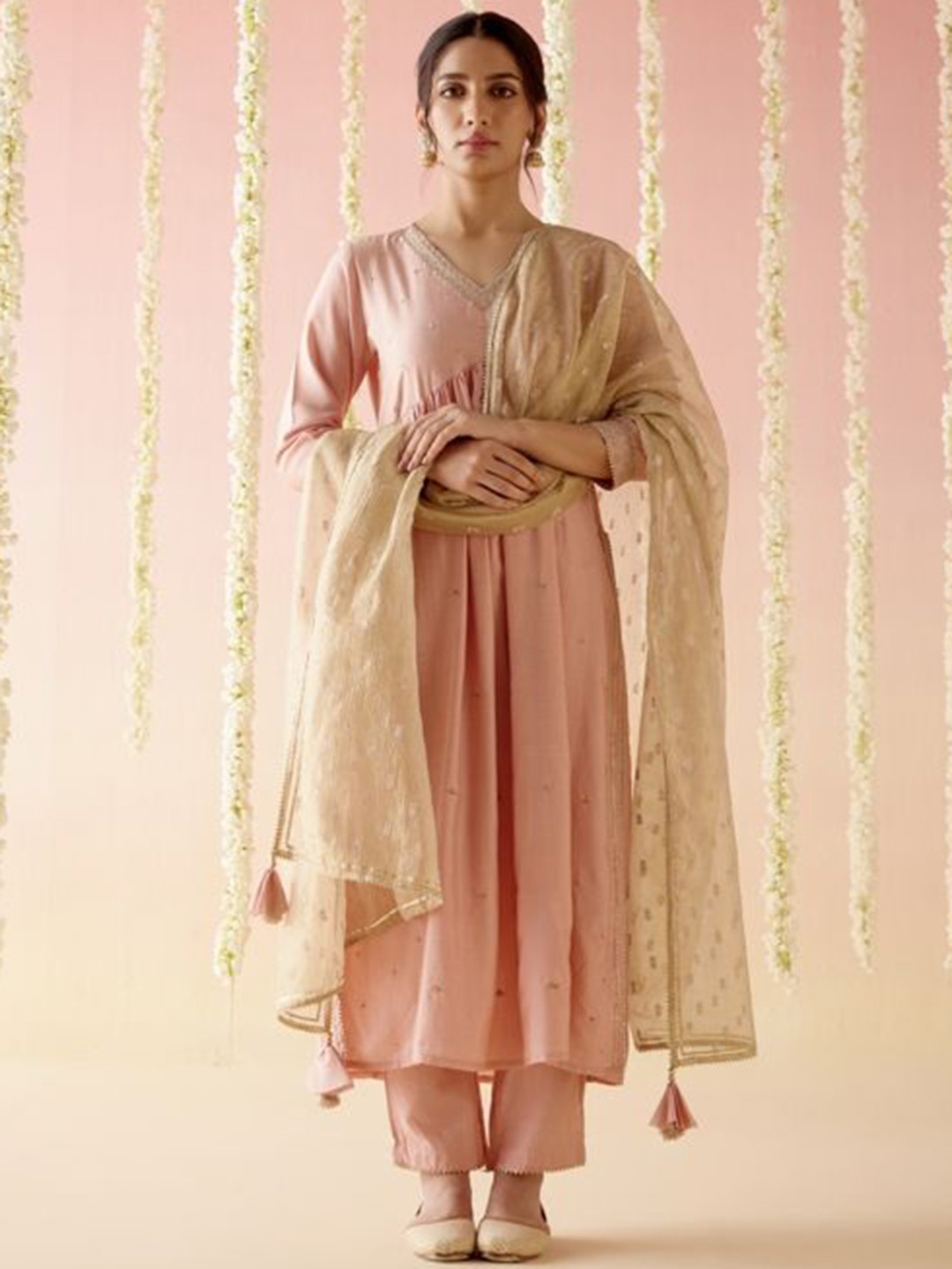 NERO Women Floral Embroidered Regular Chanderi Silk Kurta with Trousers & With Dupatta, Peach
NERO Women Floral Embroidered Regular Chanderi Silk Kurta with Trousers & With Dupatta, Peach