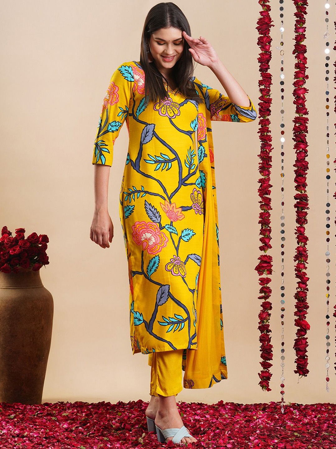 GoSriKi Floral Printed V-Neck Thread Work Straight Kurta with Trousers & Dupatta, Yellow
GoSriKi Floral Printed V-Neck Thread Work Straight Kurta with Trousers & Dupatta, Yellow