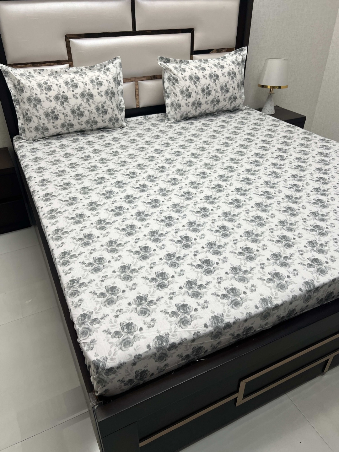 Pure Decor Villa White & Grey Printed 350 TC Cotton King Bedsheet with 2 Pillow Covers
Pure Decor Villa White & Grey Printed 350 TC Cotton King Bedsheet with 2 Pillow Covers