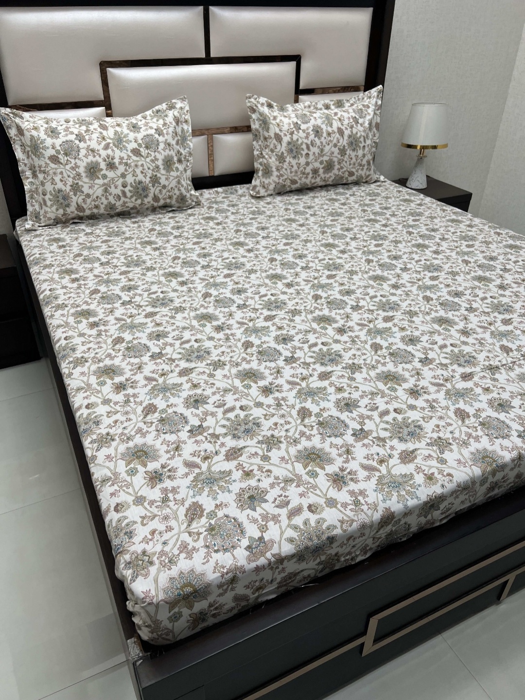 Pure Decor Villa White & Beige Printed 330 TC Cotton King Bedsheet with 2 Pillow Covers
Pure Decor Villa White & Beige Printed 330 TC Cotton King Bedsheet with 2 Pillow Covers