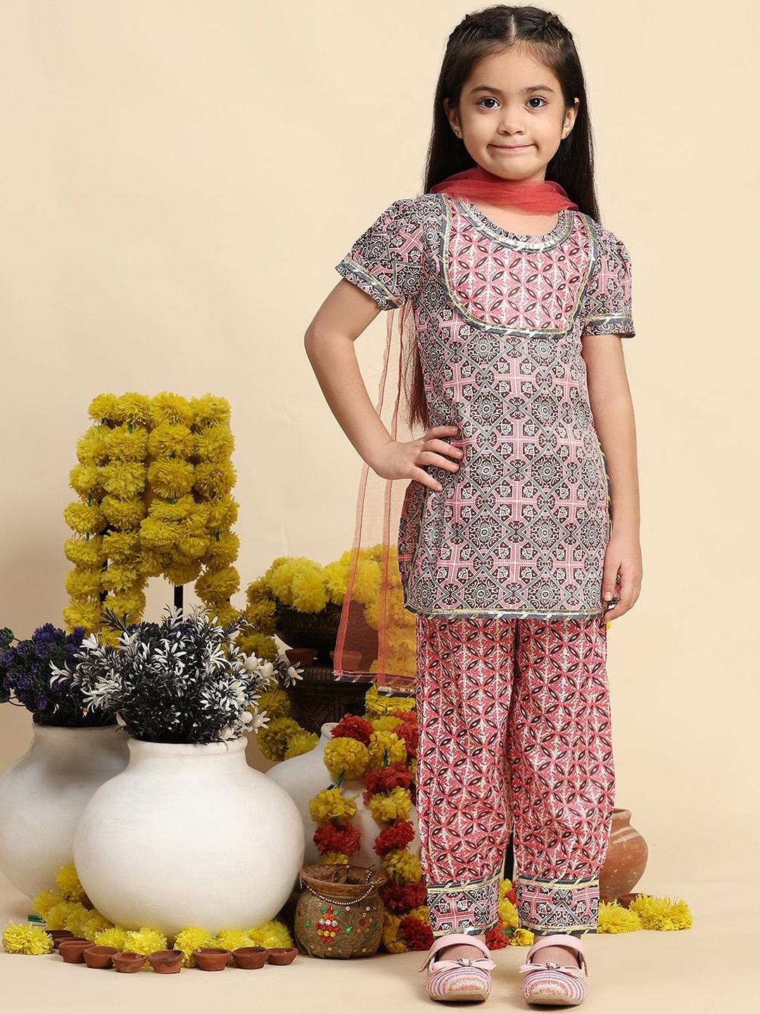 Cutiekins Girls Ethnic Motifs Printed Puffed Sleeves Straight Kurta with Salwar & Dupatta, Pink
Cutiekins Girls Ethnic Motifs Printed Puffed Sleeves Straight Kurta with Salwar & Dupatta, Pink