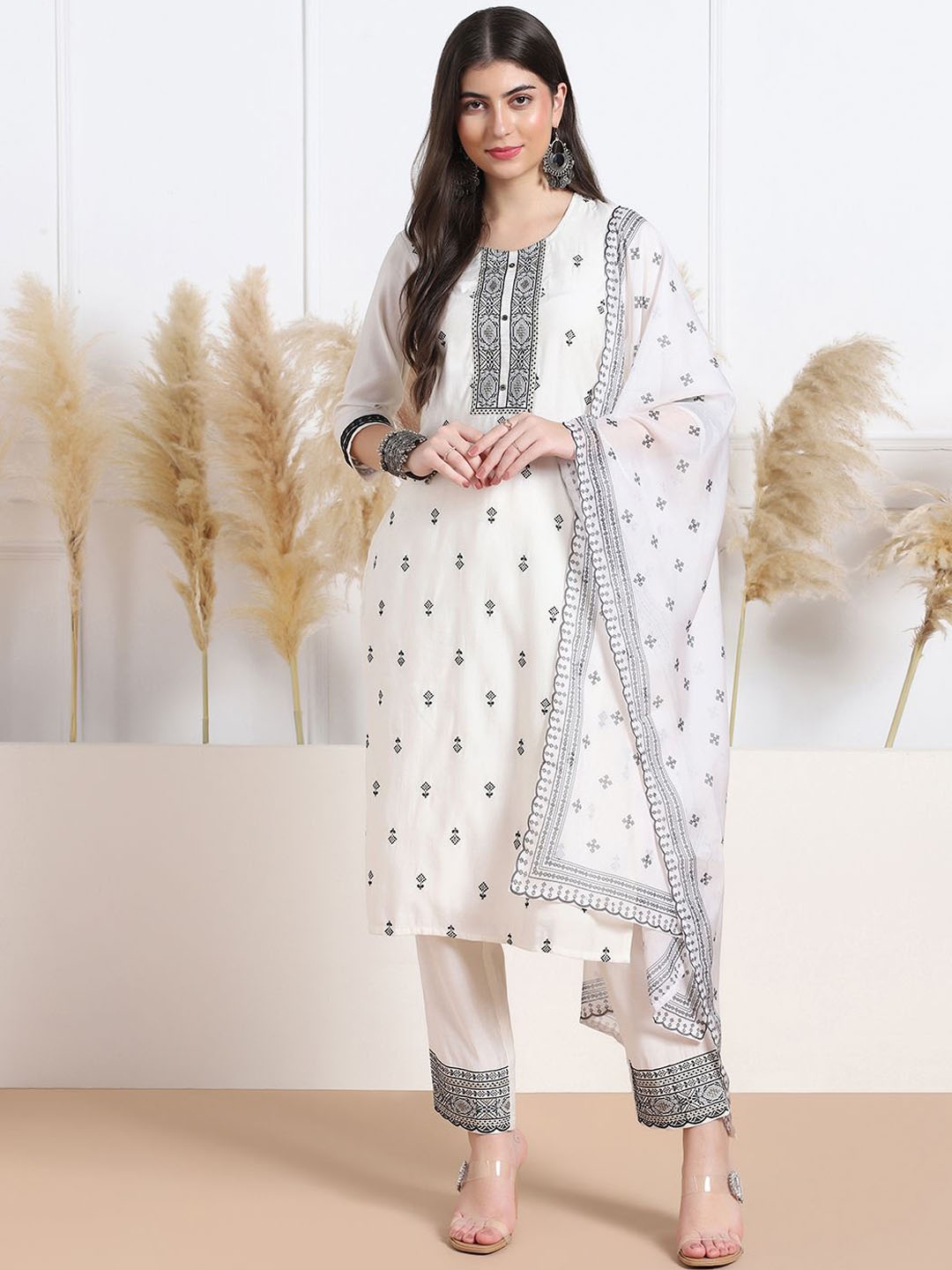 BAESD Ethnic Motifs Embroidered Round Neck Straight Kurta with Trousers & Dupatta, White
BAESD Ethnic Motifs Embroidered Round Neck Straight Kurta with Trousers & Dupatta, White