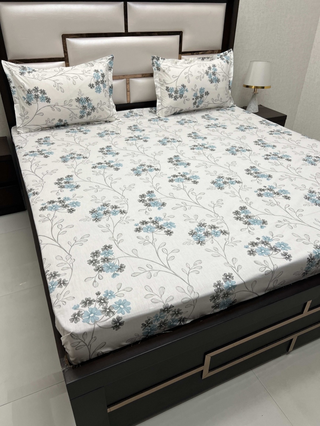 Pure Decor Villa White & Grey Printed 330 TC Cotton King Bedsheet with 2 Pillow Covers
Pure Decor Villa White & Grey Printed 330 TC Cotton King Bedsheet with 2 Pillow Covers