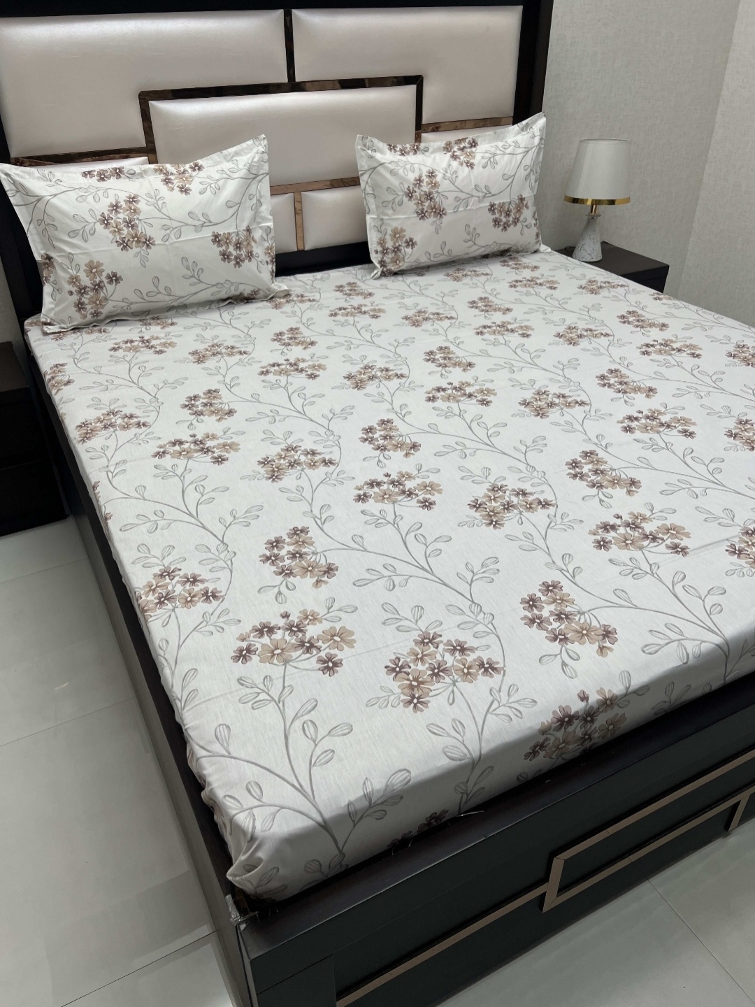 Pure Decor Villa White & Beige Printed 380 TC Cotton King Bedsheet with 2 Pillow Covers
Pure Decor Villa White & Beige Printed 380 TC Cotton King Bedsheet with 2 Pillow Covers